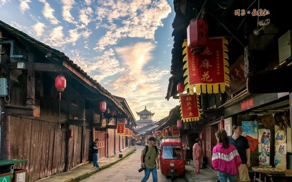 春晚长沙分会场彩排来了，何炅与市民唱歌超喜庆，现身菜市场接地气